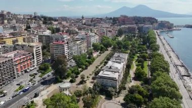 İtalya 'daki Napoli' deki Villa Comunale Parkı. Şehir merkezindeki şehir manzarası. Güzel Skyline. İtalya 'daki Napoli' deki Villa Comunale Parkı. Highrise Binaları. Napoli Mimarisi. Napoli Skyline.