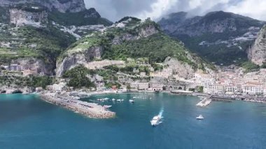 İtalya Salerno 'daki Amalfi Sahili' nde. Coastal City. Rıhtım manzarası. Salerno İtalya 'daki Amalfi Sahili. Plaj manzarası. Ortaçağ Binaları. Amalfi Sahili Skyline. Plaj manzarası.