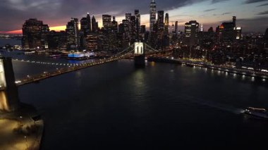 New York 'ta Manhattan' daki Brooklyn Köprüsü. Highrise Binaları Peyzajı. Renkli Günbatımı. New York 'taki Brooklyn Köprüsü. Çarpıcı Şehir Manzarası.