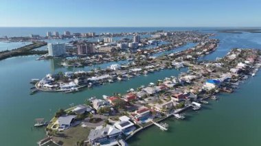 Clearwater Skyline, Florida 'da, ABD' de. Plaj manzarası. Liman Koyu Sahnesi. Şehir merkezinde. Clearwater Skyline, Florida 'da, ABD' de. İnanılmaz Şehir Manzarası.