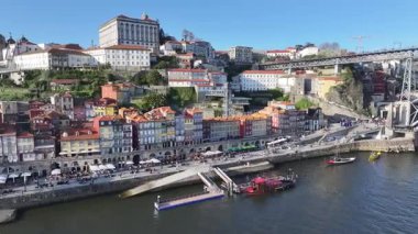 Porto, Portekiz 'in Ribeira Rıhtımı. Şehir merkezi manzarası. Kültür Mirası. Eski Şehir Manzarası. Porto, Portekiz 'deki Ribeira Rıhtımı. Turizm Tarihi Yer.