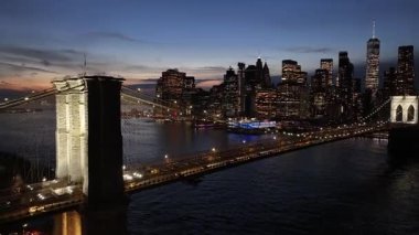 New York 'ta Manhattan' daki Brooklyn Köprüsü. Highrise Binaları Peyzajı. Renkli Günbatımı. New York 'taki Brooklyn Köprüsü. Çarpıcı Şehir Manzarası.