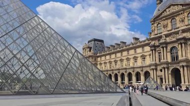 Fransa 'daki Paris' teki Louvre Müzesi. Highrise Louvre Piramidi. Şehir merkezindeki şehir manzarası. Fransa 'daki Paris' teki Louvre Müzesi. Skyline Müzesi. Kültür Mirası.
