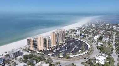 Clearwater Beach Skyline, Florida 'da, Clearwater' da. Plaj manzarası. Şehir merkezinde. Seyahat Manzarası. Clearwater Beach Skyline, Florida 'da, Clearwater' da. İnanılmaz Şehir Manzarası.