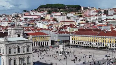 Lizbon 'daki Comercio Meydanı, Portekiz Bölgesi. Augusta Arch Sahnesi. Antik Şehir Manzarası. Portekiz, Lizbon 'da Comercio Meydanı. Tarihi Şehir Manzarası. Turizm Seyahat Manzarası.