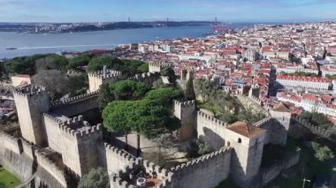Lizbon, Portekiz 'deki Sao Jorge Şatosu. Ortaçağ Şato Sahnesi. Antik Şehir Manzarası. Portekiz, Lizbon 'daki Sao Jorge Kalesi. Tarihi Şehir Manzarası. Portekiz Skyline.