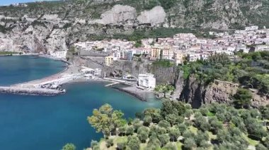 Sorrento Sahili, Napoli İtalya Sorrento. Coastal City. Rıhtım manzarası. Napoli İtalya 'daki Sorrento Plajı. Plaj manzarası. Ortaçağ Binaları. Sorrento Skyline. Amalfi Sahili.