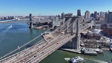 New York 'ta, Manhattan' da Brooklyn Skyline. Highrise Binaları Sahnesi. Brooklyn Köprüsü Peyzajı. New York 'ta Brooklyn Skyline. Trafik Arkaplanı.