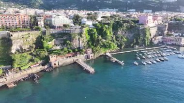 Napoli İtalya 'da Sorrento' da Sunset Sorrento Sahili. Plaj manzarası. Dev Uçurumlar Sahnesi. Napoli İtalya 'da Sorrento Sahili. Günbatımı Skyline. Napoli Körfezi Akdeniz 'de. Amalfi Sahil Skyline.