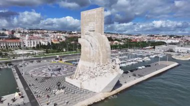 Lizbon, Portekiz 'deki Lizbon' da Keşifler Anıtı. İkonik anıt. Turizm Tarihi Yer. Portekiz 'deki Lizbon' da Keşifler Anıtı. Keşif Sembolü. Tejo Nehri Peyzajı. Lizbon Skyline.