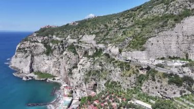 Sorrento Sahili, Napoli İtalya Sorrento. Coastal City. Rıhtım manzarası. Napoli İtalya 'daki Sorrento Plajı. Plaj manzarası. Ortaçağ Binaları. Sorrento Skyline. Amalfi Sahili.