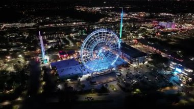 Orlando Eye at Orlando, Florida Birleşik Devletleri. Aydınlatılmış dönme dolap. Uluslararası Sürüş. Gece Şehri Sahnesi. Florida Birleşik Devletleri. Orlando 'nun Orlando' daki Gözü, Florida Birleşik Devletleri.