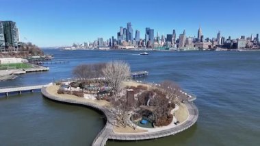 Hudson River Walkway New Jersey 'de Jersey City' de. Şehir merkezinde. New York Skyline Sahnesi. Hudson River Walkway New Jersey 'de. Yürüyüş Yolu Manzarası.