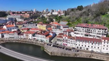 Porto Portekiz 'in Porto bölgesindeki Porto Skyline' da. Sahil Binaları. Yükseltilmiş Yol Manzarası. Şehir merkezindeki şehir manzarası. Portekiz 'de Porto Skyline. Portekiz Skyline 'ı. Seyahat Alanı.