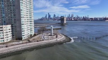 New Jersey 'deki Jersey City' deki Deniz Feneri Noktası. Highrise Binaları Sahnesi. New York şehir merkezi. New Jersey 'deki Deniz Feneri Noktası. Sahil Kenarı Manzarası.