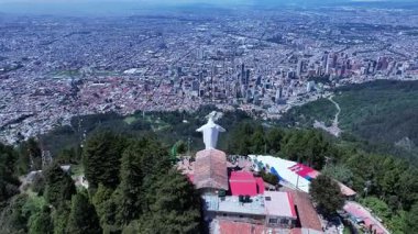 Cundinamarca Kolombiya 'daki Bogota' daki Virgen De Guadalupe Sığınağı. Bakire Guadalupe Peyzajı. Din geçmişi. Bogota Cundinamarca Kolombiya 'da. Kilise Havacılık Manzarası. Tarihi eser heykeli.