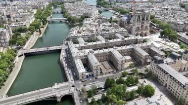 Paris Skyline Fransa 'daki Paris Adası' nda. Güzel Seine Nehri. Notre Dame Kilisesi Skyline. Paris Skyline Fransa 'daki Paris Adası' nda. Şehir merkezindeki şehir manzarası. Fransız Başkenti.