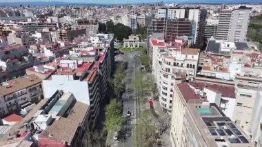 Valence Community İspanya 'da Deniz Kapısı. Şehir merkezindeki şehir manzarası. Puerta De La Mar Heykeli. Valence Community İspanya 'da Valencia. Kültür Mirası Skyline. Şehir Sahnesi.