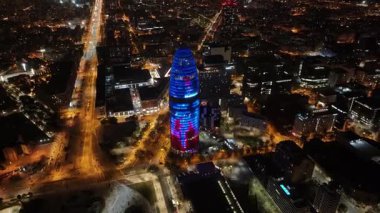 Barselona 'da Barcelona' nın Katalonya İspanya Topluluğu 'ndaki gece manzarası. Gece Şehir Manzarası. Şehir merkezinde aydınlandı. Barcelona Skyline Katalonya İspanya Topluluğu 'nda. Agbar Binası.