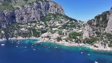 İtalya, Campania 'daki Napoli' deki Capri Adası. Coastal City. Rıhtım manzarası. İtalya, Campania 'daki Napoli' deki Capri Adası. Plaj manzarası. Ortaçağ Binaları. Capri Skyline