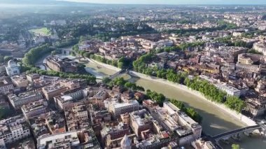 Tiber Nehri Lazio İtalya 'da Roma' da. Ortaçağ Binaları. Şehir merkezinde. Tiber Nehri Lazio İtalya 'da Roma' da. Riverside Adası. Kültür Mirası. Roma Skyline.