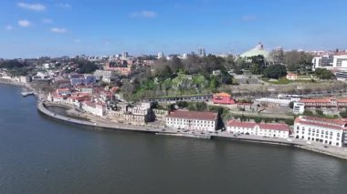Porto Portekiz 'in Porto bölgesindeki Porto Skyline' da. Sahil Binaları. Yükseltilmiş Yol Manzarası. Şehir merkezindeki şehir manzarası. Portekiz 'de Porto Skyline. Portekiz Skyline 'ı. Seyahat Alanı.