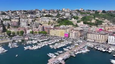 Napoli Skyline Campania İtalya 'da Napoli' de. Şehir merkezindeki şehir manzarası. Napoli Körfezi manzarası. Napoli Skyline Campania İtalya 'da. Güzel Skyline. Sahil şeridi manzarası. Plaj manzarası.