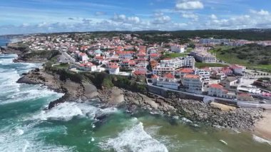 Lizbon 'un Sintra bölgesindeki sahil köyü. Coastal City. Doğa manzarası. Plaj manzarası. Lizbon 'un Sintra ilçesindeki sahil köyü..
