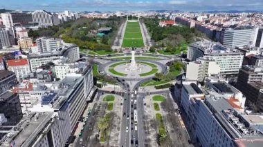 Lizbon 'da Özgürlük Bulvarı. Portekiz' in başkenti. Lizbon şehir merkezi hava manzarası. Güzel Skyline Şehri. Portekiz 'de Lizbon' da Özgürlük Bulvarı. Tarih Bölgesi. Kentsel Skyline.