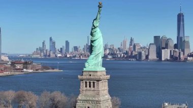 New York 'ta Manhattan' daki Özgürlük Heykeli. Hudson Nehri. New York Limanı Sahnesi. New York 'taki Özgürlük Heykeli. Tekne Yelken Arkaplanı.