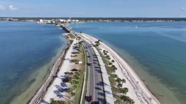 Florida, Clearwater 'daki balayı parkı. Plaj manzarası. Freeway Yolu. Seyahat güzergahı. Florida 'daki Clearwater' da Balayı Eyalet Parkı.