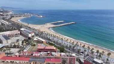 Barselona Barceloneta Sahili Katalonya İspanya. Şehir Plajı. Bay Water Sahnesi. Şehir merkezinde. Barselona Barceloneta Sahili Katalonya İspanya. Huzurlu Manzara.