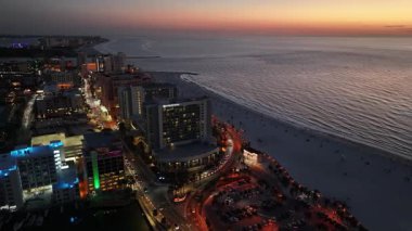 Florida 'da Clearwater' da Sunset Skyline. Günbatımı Şehri. Aydınlatılmış şehir manzarası. Şehir merkezinde. Florida 'da Clearwater' da Sunset Skyline. Huzurlu Günbatımı Gökyüzü.