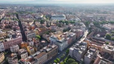 Lazio İtalya 'da Roma' da gökyüzü. Ortaçağ Binaları. Şehir merkezinde. Lazio İtalya 'da Roma' da gökyüzü. Venice Meydanı Arkaplanı. Kültür Mirası. İtalya Skyline.