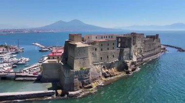 İtalya 'nın Napoli kentindeki Dell Ovo Kalesi. Şehir merkezindeki şehir manzarası. Napoli Körfezi manzarası. İtalya 'nın Napoli kentindeki Dell Ovo Kalesi. Ortaçağ Kalesi. Skyline Ortaçağ Binası. İtalya Manzarası.