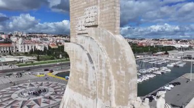 Lizbon 'daki Lizbon Bölgesi' nde Keşifler Anıtı. Keşif Anıtı. Seyahat güzergahı. Portekiz 'deki Lizbon' da Keşifler Anıtı. Denizcilik Tarihi. Landmark Meydanı. Portekiz Skyline.