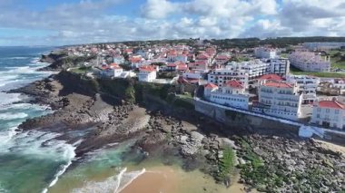 Lizbon 'un Sintra bölgesindeki sahil köyü. Plaj manzarası. Doğa Deniz Burnu. Seyahat güzergahı. Lizbon 'un Sintra bölgesindeki sahil köyü. Turkuaz Su.