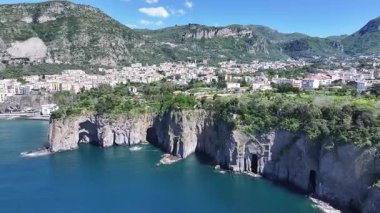 Sorrento Sahili, Napoli İtalya Sorrento. Coastal City. Rıhtım manzarası. Napoli İtalya 'daki Sorrento Plajı. Plaj manzarası. Ortaçağ Binaları. Sorrento Skyline. Amalfi Sahili.