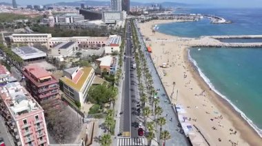 Barcelona Barcelona 'da Barceloneta Plajı İspanya' da. Çarpıcı şehir manzarası. Plaj manzarası. Highrise Binaları. Barselona İspanya 'daki Barceloneta Plajı. Doğa Arkaplanı. İspanya Skyline.