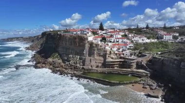 Azenhas Lizbon 'un Sintra bölgesindeki Mar Plajı' nda oynuyor. Coastal City. Rıhtım manzarası. Plaj manzarası. Azenhas Lizbon 'un Sintra bölgesindeki Mar Plajı' nda.