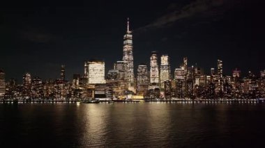 New York, New York Skyline 'ın New York' taki gece silueti. Gece Şehri Peyzajı. Finans Bölgesi. New York Skyline, New York Birleşik Devletleri. Yüksek Binalar Manzarası.