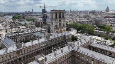 Fransa 'daki Paris' teki Notre Dame Kilisesi. Güzel kilise. Ortaçağ Kilisesi Skyline. Fransa 'daki Paris' teki Notre Dame Kilisesi. Şehir merkezindeki şehir manzarası. Dini Tapınak.
