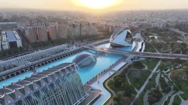 Valence Community İspanya 'da Valencia Skyline' da günbatımı. Fütürist Binalar. Şehir merkezindeki şehir manzarası. Valence Community İspanya 'da Valencia. Günbatımı Skyline. Sanat Müzesi..