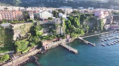 Campania İtalya 'da Napoli' de Sunset Sorrento Skyline. Plaj manzarası. Turizm Tarihi Yer. İtalya 'nın Napoli şehrinde Sorrento Skyline. Günbatımı Şehir Manzarası. Salerno Körfezi Skyline. Akdeniz.