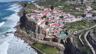 Azenhas Lizbon 'un Sintra bölgesindeki Mar Plajı' nda oynuyor. Coastal City. Rıhtım manzarası. Plaj manzarası. Azenhas Lizbon 'un Sintra bölgesindeki Mar Plajı' nda.