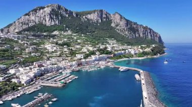 İtalya 'nın Napoli şehrindeki Capri Adası. Plaj manzarası. Turizm Tarihi Yer. İtalya 'nın Napoli şehrindeki Capri Adası. Napoli Körfezi, Skyline. Kıyı Kenti manzarası. Akdeniz.