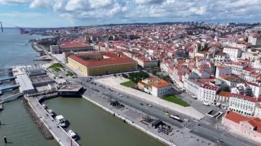 Lizbon, Portekiz 'in Lizbon semtinde Lizbon Skyline. Highrise Binaları Sahnesi. Güzel şehir manzarası. Lizbon Skyline Portekiz 'de. Tarihi Şehir Manzarası. Turizm Tarihi Yer.