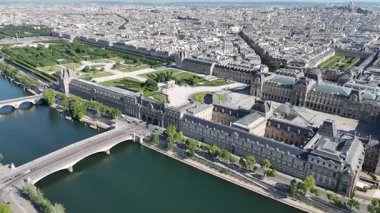 Fransa 'da Paris' teki Louvre Müzesi. Güzel Atlıkarınca Bahçesi. Paris Şehri Peyzajı. Fransa 'nın Ile şehrindeki Paris Louvre Müzesi' nde. Louvre Piramidi. Kültür Mirası.