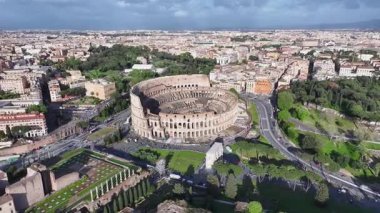 Roma Kolezyumu Lazio İtalya 'da. Kültür Mirası. Güzel şehir manzarası. Roma Kolezyumu Lazio İtalya 'da. Ortaçağ manzarası. Arkeoloji Tarihi. İtalya Skyline.