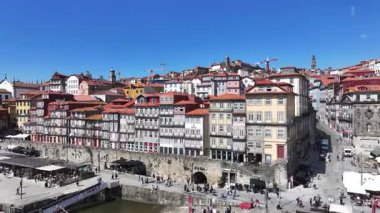 Porto, Portekiz 'in Ribeira Rıhtımı. Sahil Kenti Peyzajı. Kültür Mirası. Eski Şehir Manzarası. Porto, Portekiz 'deki Ribeira Rıhtımı. Turizm Tarihi Yer.